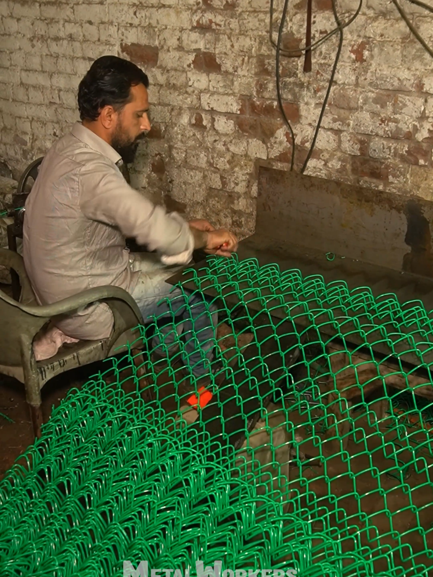 How Steel Wire Mesh Is Made by Hand – Inside a Factory