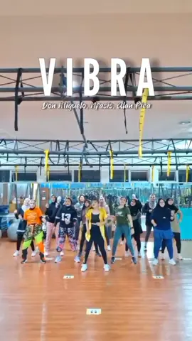 🧠@rachel.phan_dng 🔥 Amazing choreo 😍 Thanks ladies 😘 #akuwulan #vibra #dance #tiktokviral #studiobandung #studiozumba #zumbaindonesia 