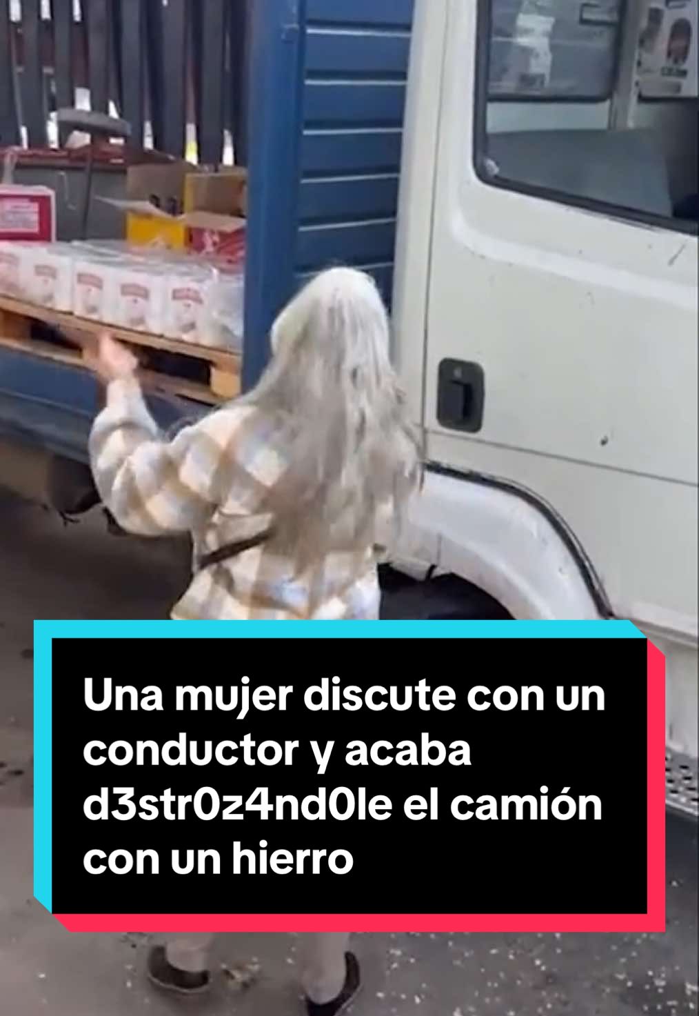🚚 Una mujer discute con un conductor y acaba d3str0z4nd0l3 el camión con un hierro: ¡Qué p3ligr0! Todo sucedió porque el hombre no movía el vehículo de la puerta de su local. 🥊 La p3l3a ocurrió en Avellaneda, Buenos Aires mientras el conductor y sus compañeros descargaban los paquetes. #Viral #BuenosAires #camiones #vehículos