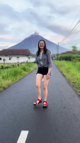 Untuk pertama x ny melihat gunung erupsi langsung didepan mata 😍 #tansry #tansryexplore #tansryonaction #tansryonvacation #gunungsemeru #gunungsemerulumajang #gunungsemeruerupsi #jatim #mountain #mountainview 