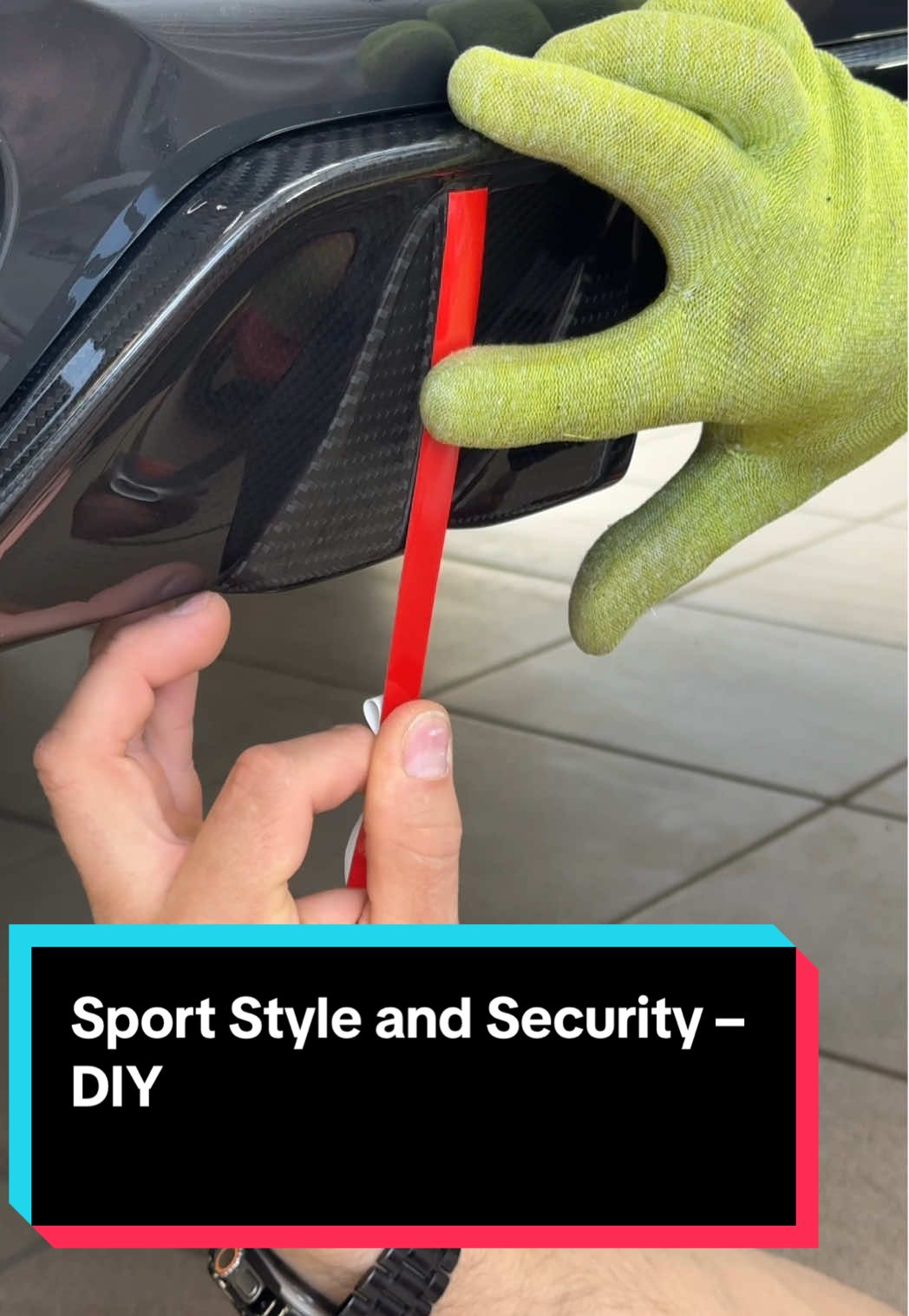 Sport Style and Security – DIY We apply thin reflective strips to the diffuser — a small change that adds a sporty touch and boosts safety. To match the slightly tinted taillights, we add a soft smoke protective layer over the reflective tape. The result? A clean and subtle upgrade you can easily do yourself. #Wrapping #Detailing #ReflectiveTape #CarStyling #RearDiffuser #CarMods #SafetyFirst #SportyLook #NightDrive #Tuning #BMW #X5 #Mpower #PolonezGarage