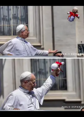 The very joyful and happy moment of Pope Leo XIV when he turned back to grab the woolen figure of himself that was knitted by a pilgrim and lifted it up towards him... 😍  Giây phút rất vui và hạnh phúc của Đức Giáo Hoàng Lê-ô XIV khi quay lại nắm lấy hình len mang hình dáng ngài được một khách hành hương đan và tâng lên về phía ngài... 😍 📷 The Virtual Catechist#xuhuong #viraltiktok #49lamdong #nhathothanhmaubaoloc #tuhaolanguoiconggiao#ĐGHLEOXIV#đghlêôxiv#papaleoxiii #VATICAN #🌺🌺🌹🌹🌸🌸🌻🌻💐💐💮💮🌺🌺