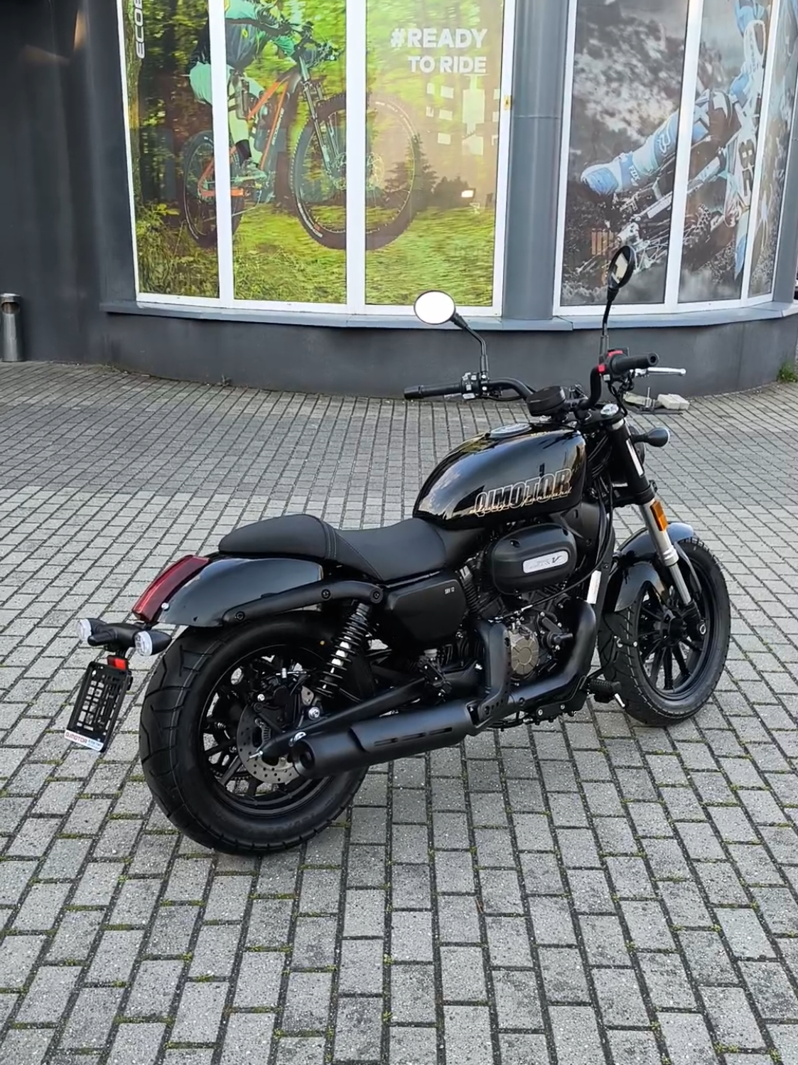 Poznaj QJMotor SRV125V – cruiser, który łączy klasyczny styl z nowoczesną technologią!  🔥 Nowość 2025 – SRV125V z silnikiem V-Twin 125 cm³, 13,6KM mocy i chłodzeniem cieczą.  💡 Reflektor LED, wyświetlacz TFT, ABS 🛣️ Komfortowa jazda dzięki regulowanemu zawieszeniu i niskiej wysokości siedzenia (720 mm).  🎨 Dostępny w kolorach czarnym 💰 Cena: 15 990 PLN.  Rydułtowy Raciborska 269 tel. 608 700 255 tel. 608 100 183  #QJMotor #SRV125V #Cruiser125 #Motocykl2025 #NowośćMotocyklowa #SilnikVTwin #MotocyklePolska #JazdaTestowa #MotocyklDlaKażdego #StylIKomfort #MotocyklNaKatB #Motocykl125cm #MotocyklNaMiasto #MotocyklNaWeekend #MotocyklowyStyl