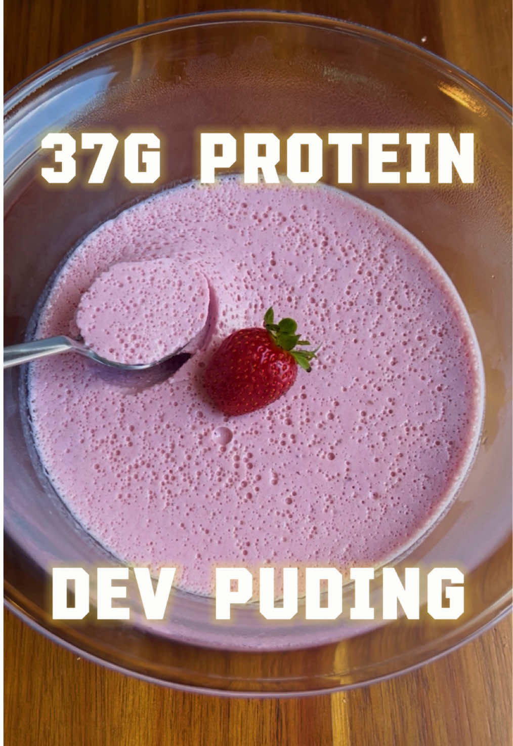 Dev kase 300 kalori - 37g Protein! Beğenmeyi 👍, kaydetmeyi 💾 ve bu tarz tarifler için @guneycooks takip etmeyi unutma! 💪 1 büyük porsiyon için besin değerleri: ▪️300 Kcal | 36.7g Protein | 20g Karbonhidrat | 7.4g Yağ 💰 Porsiyon maliyeti: 88 TL Malzemeler: -200g yoğurt -100g donuk (veya taze) meyve 🍇 🍓  -30g protein tozu 💪  -1 paket (6g) toz jelatin  -150ml sıcak su 💧  ▶️ Kaynar suya jelatini ekleyip karıştırın ve eridikten sonra kenara alın. O sırada diğer malzemeleri blender’a uygun bir kaba alın ve üzerine jelatinli su karışımını ekleyin. Blenderla pürüzsüz kıvama gelinceye kadar karıştırıp dilediğiniz bir kaba alıp üzerini streç filmle kapatın. Buzdolabında en az 3-4 saat soğumalı ancak daha uzun beklemesi daya iyi olur. @proteinocean #reklam #sağlıklıbeslenme #Fitness #guneycooks #highprotein #diyet #bodybuilding #healthyrecipes #proteinpudding #f 