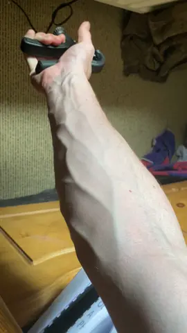Buy your hand gripper for veins in the link ‼️ ##veinyhands##vascular##armveins##hands##fyp##vein##veins##veiny##aesthetic#biceps #gym 
