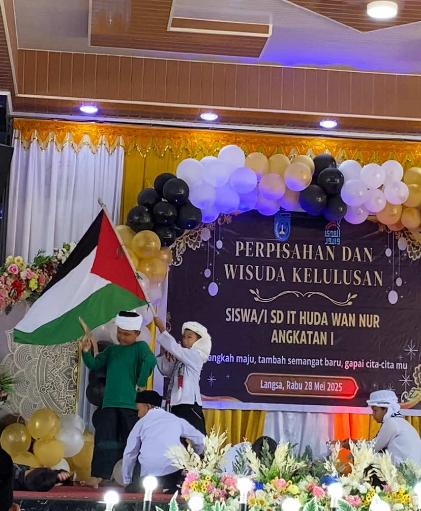 Bangga banget sama anak anak umi. Terharu juga sama drama nya yang bertema Palestina 🥹 Baru drama aja udah mewek banget, apalagi saudara muslim kita disana yang langsung merasakannya. Free Palestin 🇯🇴❤️ #freepalestine #dramapalestina #sdithudawannur 