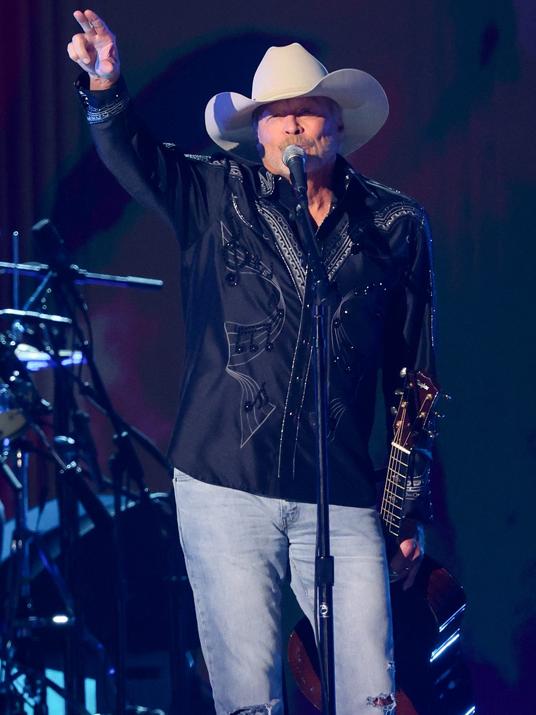 A powerful performance by a powerful Country Music icon. 🥹 There wasn't a dry eye in the room when @officialalanjackson performed 