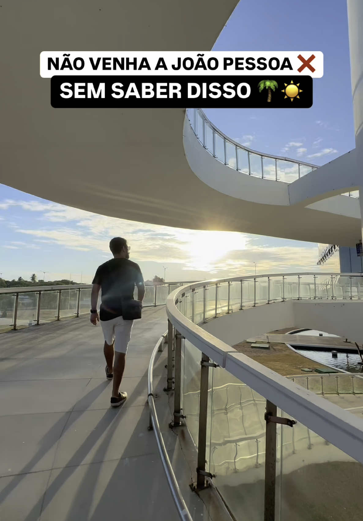 Vai viajar pra João Pessoa? Então salva esse vídeo e vem descobrir tudo o que você PRECISA saber antes da sua viagem! 🌞🏖️ ☀️ A cidade onde o sol nasce primeiro! Dica de ouro: acorde cedo! seja para se exercitar ou para ver o nascer do sol que é um espetáculo da natureza que vale cada segundo de sono perdido.  🏨 Onde se hospedar? Os bairros mais queridinhos são Cabo Branco, Tambaú, Manaíra e Bessa. Tem orla linda, restaurantes incríveis e aquela vibe praiana que a gente ama! 🌊 Piscinas naturais? Um dos passeios imperdíveis 😍🐠 Mas fica a dica: consulte a tábua da maré. Quanto mais baixa, melhor o mergulho. Programe sua viagem pensando nisso! ✔️As famosas praias de Coqueirinho e Tambaba ficam no litoral sul, a 40 min de JP. Tem Cenários de tirar o fôlego 📸💙 🎷 Um pôr do sol inesquecível Lá em Cabedelo, ao lado de JP tem o famoso Bolero de Ravel tocado no sax… no meio do rio! Um momento mágico que você não pode perder. 🌇✨ 🍽️ E a comida? Tapioca, carne de sol, queijo coalho, rubacão, frutos do mar… Já prepara o apetite porque a culinária paraibana é de outro mundo! 🔥 ✈️ Partiu João Pessoa? Salva e compartilha com quem vai com você! 💙 #joaopessoa #paraiba #viagem 