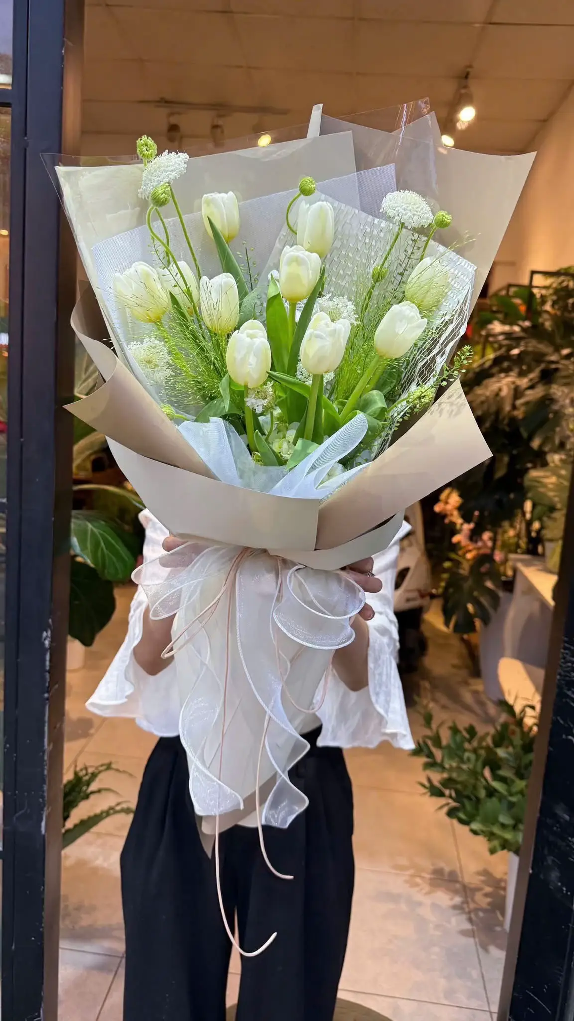 Không cần rực rỡ để thu hút ánh nhìn, tulip trắng mang một vẻ đẹp rất riêng – thuần khiết, thanh lịch và sâu lắng. Một bó tulip trắng là lời chúc an lành, là sự khởi đầu nhẹ nhàng, là cách gửi gắm cảm xúc mà không cần quá nhiều câu chữ. 🪭 Ly Bông tin rằng, những điều đẹp đẽ nhất thường đến từ sự giản dị. Và tulip trắng là một trong số đó. 🍂 #fyp #VintageFlower #bouquets #dalat #Flower #