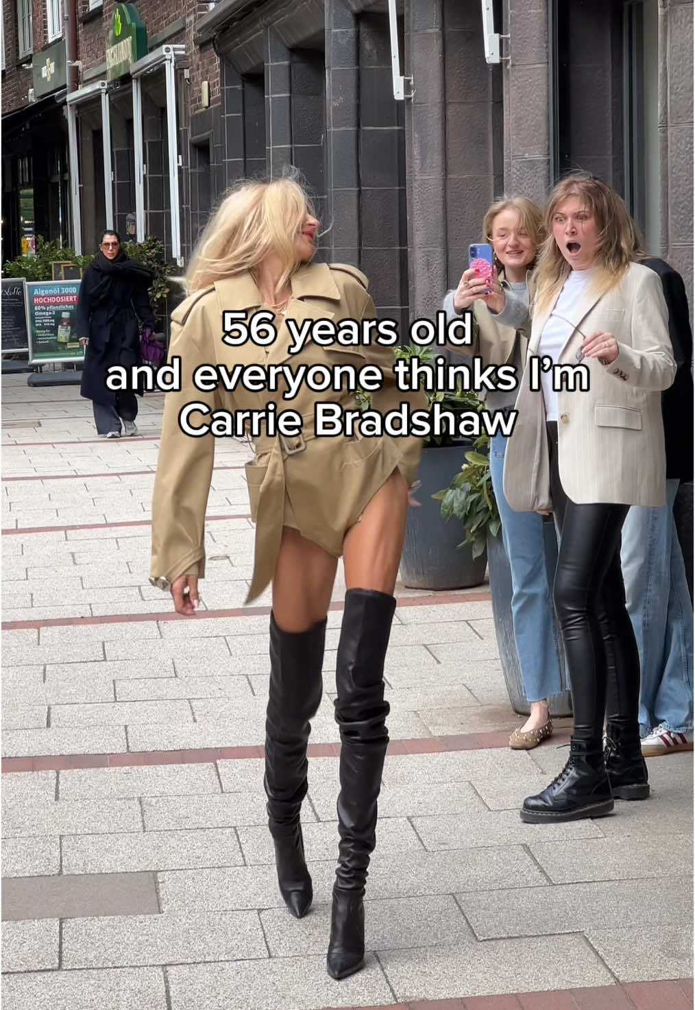 How to get more confident – especially with age? Here are my top 5 tips to feel bolder, shine brighter, and take up space – unapologetically! 1️⃣ Own your story – Every wrinkle tells a chapter. Wear your experiences with pride. 2️⃣ Say YES to new things – Confidence grows outside your comfort zone. 3️⃣ Dress for you – Not to impress others, but to express who you are. 4️⃣ Speak up – Your voice matters. Use it. Often. 5️⃣ Surround yourself with people who lift you up – Confidence is contagious! ‼️ Follow me for daily tips on how to live smarter, healthier, and more beautiful at any age! ✅ Save this video so you never forget these confidence boosters!