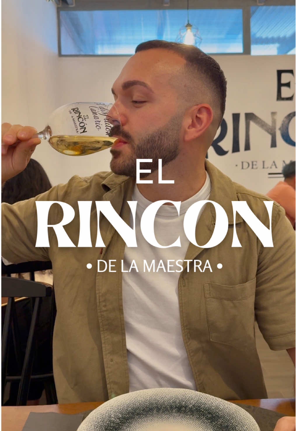 Tuve la suerte de asistir a la inauguración de una nueva experiencia gourmet que viene pisando fuerte… ¡y qué pasada de sitio! 😍 Mil gracias por la invitación, la atención tan cuidada y el cariño en cada detalle (ese momentazo de las copas personalizadas fue increíble 🥹🙏). Se nota cuando las cosas se hacen con pasión y mimo, y eso aquí se respira desde que entras por la puerta. Probé platos brutales, pinchos llenos de sabor y cerré con una tarta de queso de lotus que todavía estoy soñando con ella 🤤 Les deseo todo el éxito del mundo en esta nueva aventura. ¡Nos volveremos a ver muy pronto! 💛  ❓ El Rincón de la Maestra. 📍Las Chafiras, Tenerife. Justo detrás del guachinche La Maestra. #comerentenerife 