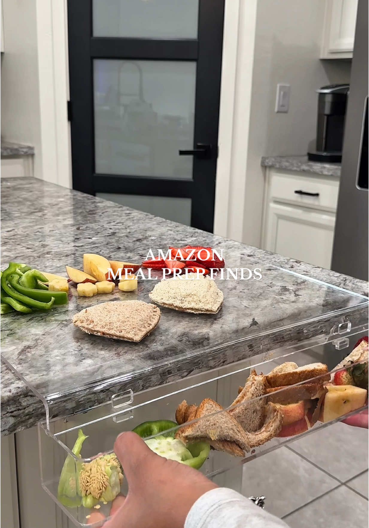 Meal prep my daughters weekly snacks with me 🍎🍓 #amazonkitchen #amazonkitchenfinds #KitchenHacks #kitchenhack #mealprepwithme 
