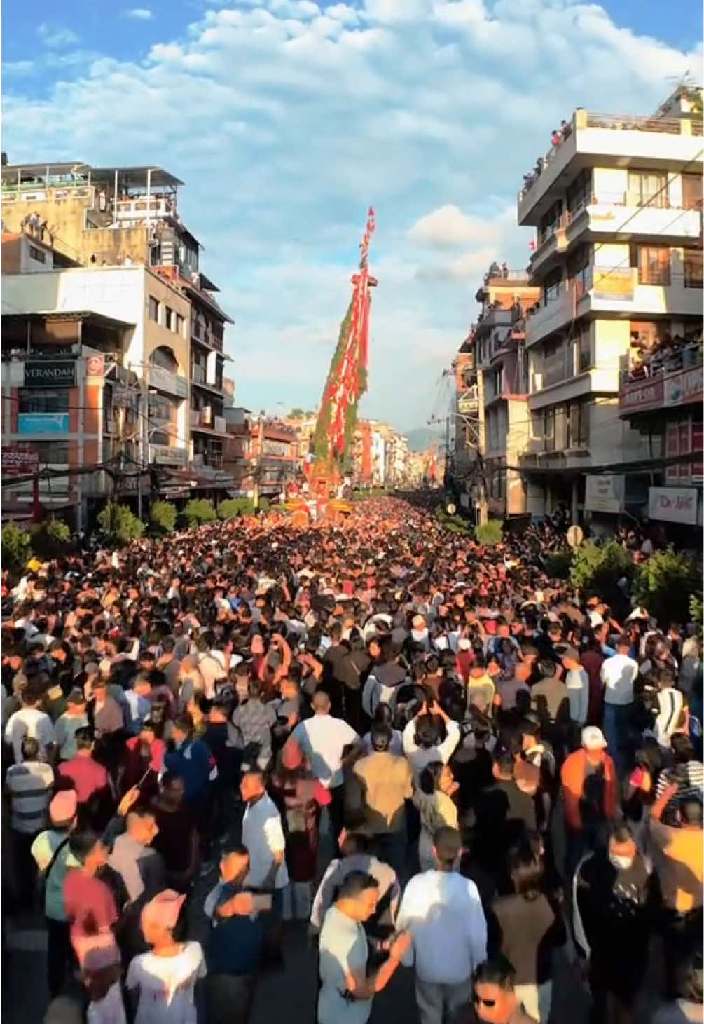 Crowds gather, traditions thrive — the heartbeat of Newars from above. #fpv #djiglobal #machhindranath #newars #lalitpur #flywithlomus #lomus #creatorsearchinsights @Kuma Sagar  #rath #kumaripati #jatra 