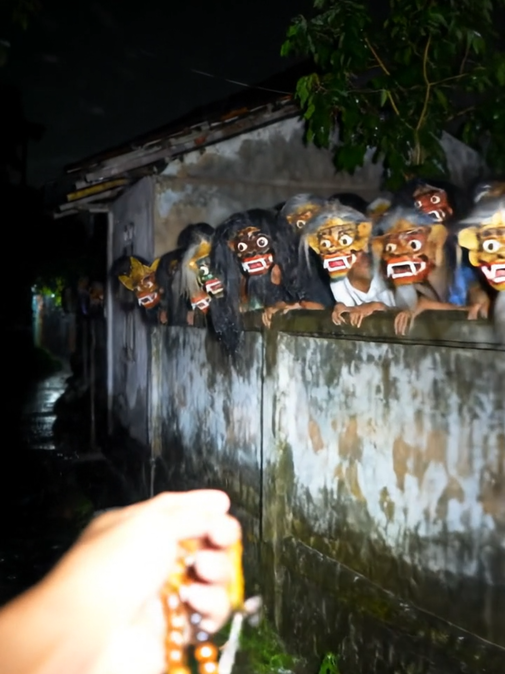 Hujan-hujanan di malam hari 