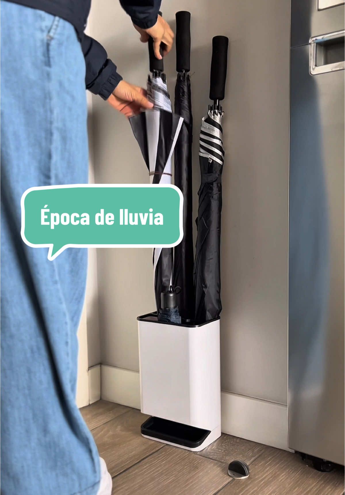 Llegó la temporada de lluvia! 🤌🩵 Este organizador de paraguas está 🤩 Q150 cómpralo en 👩‍💻www.laorganizadagt.com ✨ #laorganizadagt #homeorganization #organizadoresparatuhogar #casaenorden #paraguas #ideasparatuhogar 