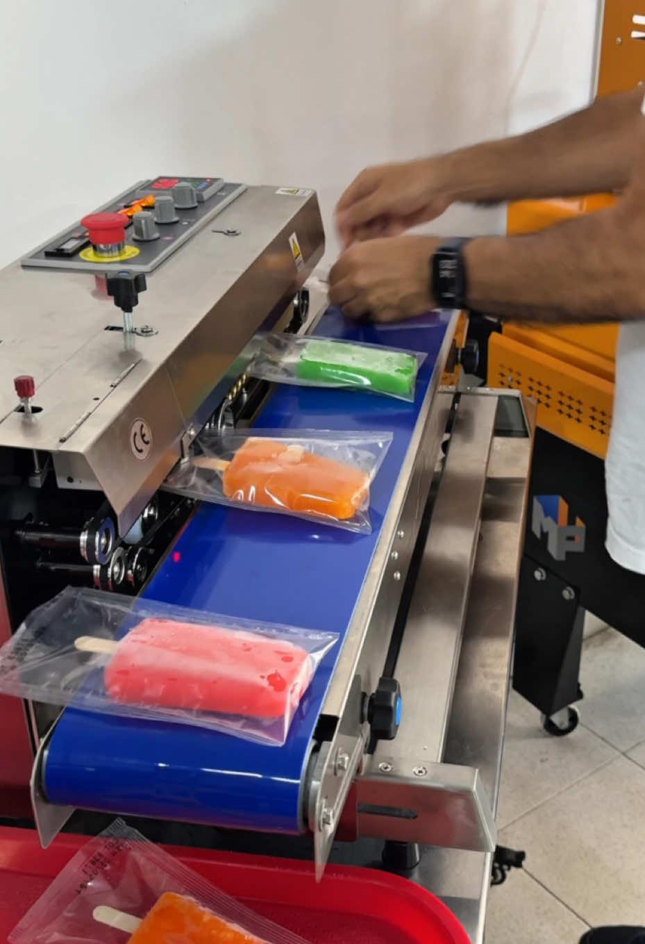 ✌️A llegado la hora de mejorar tus procesos de Empaque con la Selladora de Banda gana tiempo y dinero. #mejorar #selladora #helados #heladocasero #emprender #emprendedor #ideadenegocio 