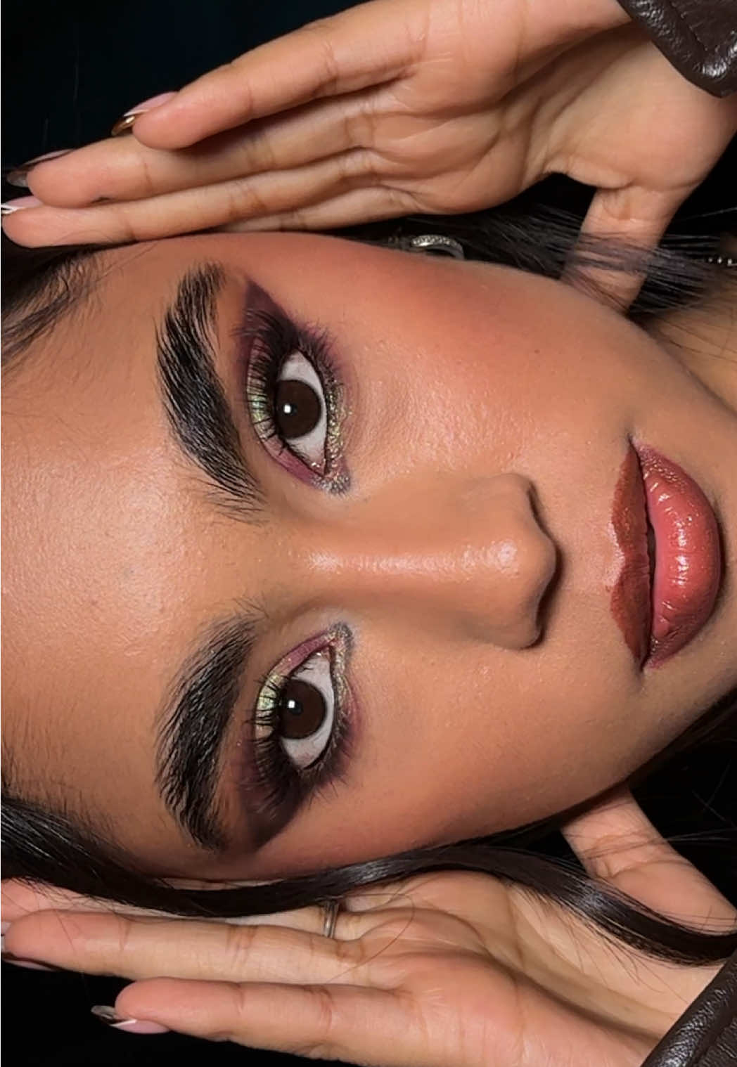 Tutorial rápido y sencillo para que te maquilles este fin de semana 🤠✨  #baumfestival #baum #makeup #ideasmaquillaje #bogota #paratii #fyp #techno #maquillajeadomicilio 