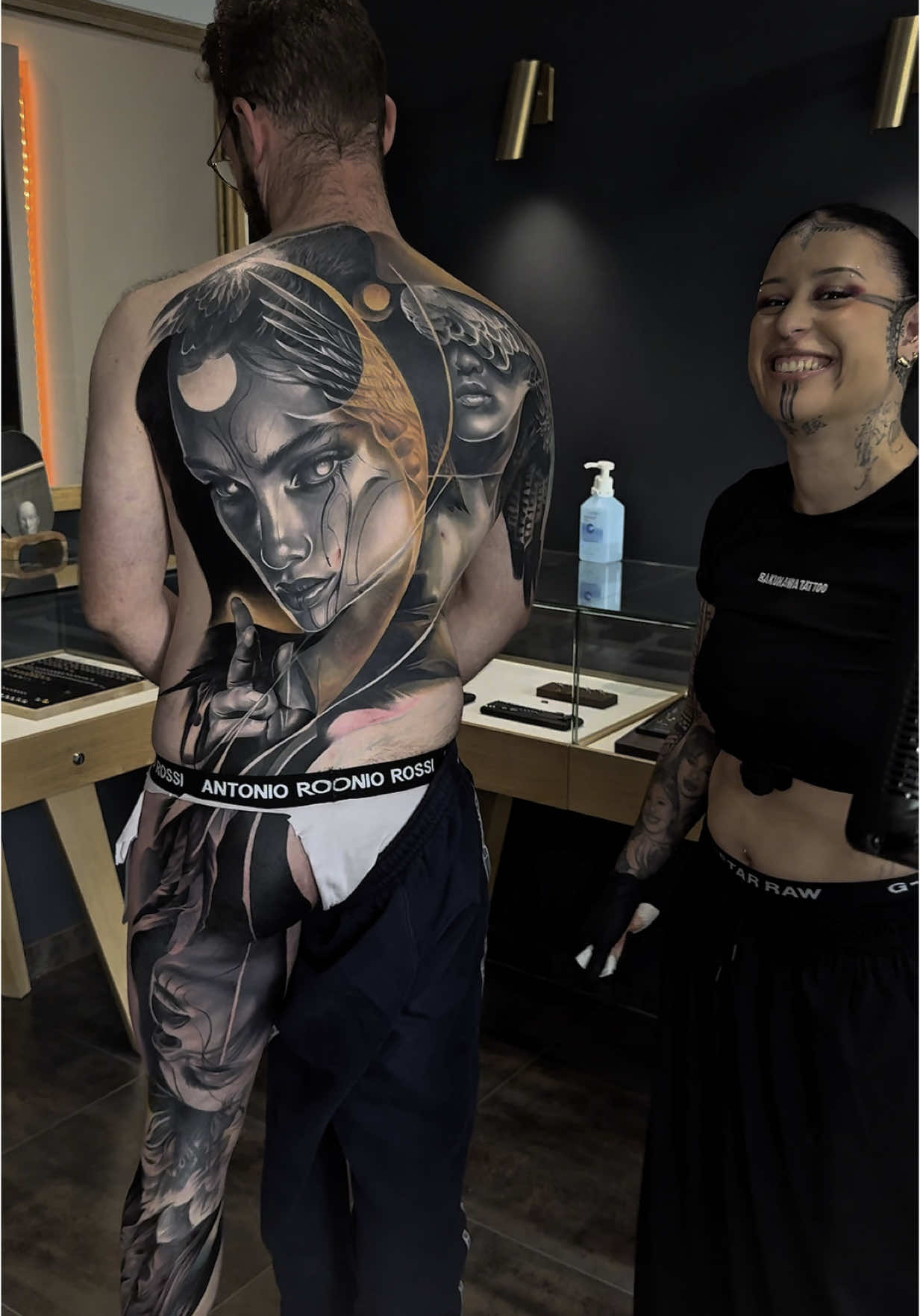 Je continue cet énorme tatouage sur 3 jours consécutifs, c’est ma muse Léonard 😄✨ ! Je continue, je peaufine et fait quelques retouches ❤️Vivement la suite ✨ #Vlog #tatouage #big #tattoo #tattooartist #bayonne