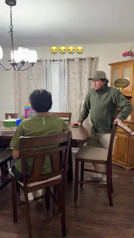 #Educación | Un padre se volvió ejemplo en redes sociales tras enfrentar con firmeza y cariño a su hijo por haber cometido actos de bullying. En lugar de castigos severos, decidió convertir el momento en una poderosa lección de vida, guiándolo hacia el respeto y la empatía. El hombre, consciente de que su hijo estaba adoptando conductas negativas hacia otros compañeros, lo confrontó y aprovechó para enseñarle que el verdadero carácter se refleja en cómo tratamos a los demás. Su mensaje: “Siempre es mejor construir que destruir”. El gesto ha sido aplaudido por miles de usuarios, quienes resaltan la importancia de formar no solo hijos obedientes, sino seres humanos conscientes y solidarios.