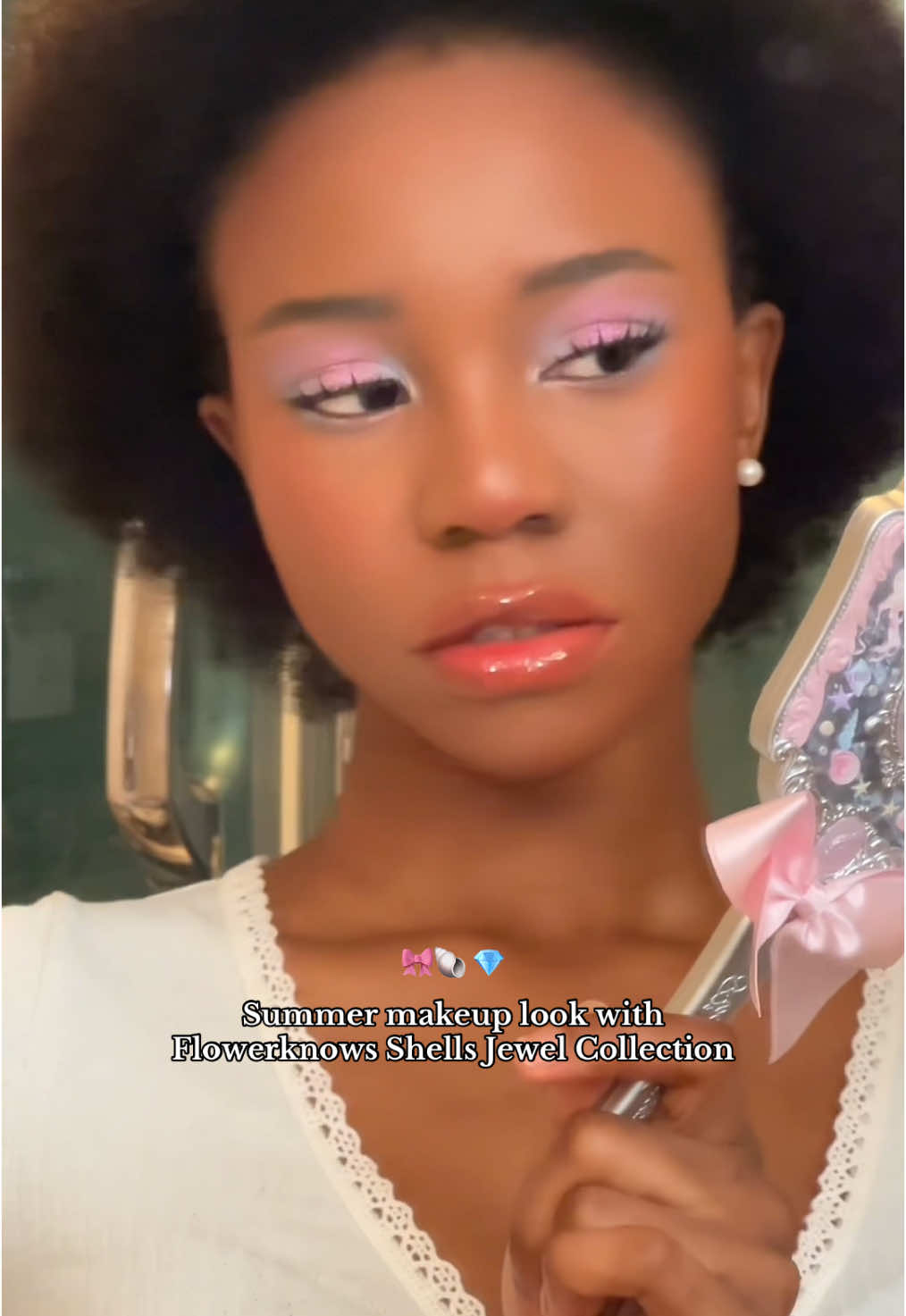 @Flower Knows Makeup Tried a new makeup look with items from Flowersknows Shell’s Jewel Collection🐚💎 also tried a new hairstyle🤭 not sure if I like it.  Use my code “TIANAKUN” 🎀 I love the lip glaze sm! and the baked powder is actually really nice. It’s not too ashy on my skin tone and blends with my foundation well✨ ⋆｡‧˚ʚ Products ɞ˚‧｡⋆ • 6 color makeup palette S02 • Dual ended highlighting stick 02 • Nourishing lip glaze 02 • Baked powder 02 • Hand mirror ~ pink seashell #flowerknows #flowerknowsmakeup #flowerknowsgirl #flowerknowsshellsjewel #cutemakeup #cbeauty #makeuptutorial 