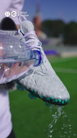 Así se transforma la nueva Hypervenom Hydra cuando entra en contacto con el agua 💧🕷️ #futbolemotion #nike #hypervenom #nikehypervenom #footballboots #unboxing