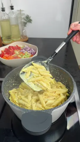 Zutaten:  500g Nudeln nach Wahl Für Nudelwasser:  Ca. 1 Esslöffel Kurkuma 220ml Sahne Gewürze: Basilikum, Salz  Geriebene Käse  1 Esslöffel Butter  Zubereitung:  1.	Nudeln kochen: 	•	Einen großen Topf mit Wasser zum Kochen bringen. 	•	1 EL Kurkuma und Salz ins Wasser geben. 	•	Nudeln hineingeben und nach Packungsanleitung al dente kochen. 	•	Danach Wasser abgießen. 	2.	Butter & Nudeln: 	•	In denselben Topf 1 EL Butter geben und schmelzen lassen. 	•	Die noch heißen, abgetropften Nudeln direkt zurück in den Topf zur Butter geben und gut vermengen. 	3.	Sahne & Gewürze: 	•	Sahne über die Nudeln gießen. 	•	Mit Salz und Basilikum würzen. 	4.	Käse einrühren: 	•	Geriebenen Käse nach Geschmack unterrühren, bis er schmilzt und eine cremige Soße entsteht. 	•	Bei Bedarf kurz auf kleiner Flamme erhitzen, damit sich alles gut verbindet. 	5.	Servieren: 	•	Sofort warm servieren – optional mit etwas zusätzlichem Käse oder frischem Basilikum bestreuen. Malzemeler: 500 gr istediğiniz makarna Makarna suyu için: Yaklaşık 1 yemek kaşığı zerdeçal 220 ml krema Baharatlar: fesleğen, tuz Rendelenmiş peynir 1 yemek kaşığı tereyağı Hazırlanışı: 1. Makarnayı pişirin: • Büyük bir tencerede suyu kaynatın. • Suya 1 yemek kaşığı zerdeçal ve tuz ekleyin. • Makarnayı ekleyin ve paket talimatlarına göre al dente pişirin. • Daha sonra suyu süzün. 2. Tereyağı ve Makarna: • Aynı tencereye 1 yemek kaşığı tereyağı ekleyin ve eritin. • Hala sıcak, süzülmüş makarnayı doğrudan tereyağıyla tencereye geri koyun ve iyice karıştırın. 3. Krema ve Baharatlar: • Kremayı makarnanın üzerine dökün. • Tuz ve fesleğenle tatlandırın. 4. Peyniri karıştırın: • Eriyip kremamsı bir sos oluşana kadar rendelenmiş peyniri damak tadınıza göre karıştırın. • Gerekirse, her şeyin iyi bir şekilde karıştığından emin olmak için kısık ateşte kısa bir süre ısıtın. 5. Servis edin: • Hemen ılık servis edin - isteğe bağlı olarak biraz daha peynir veya taze fesleğen serpin. #melikeskitchen #Recipe #tiktokfood 