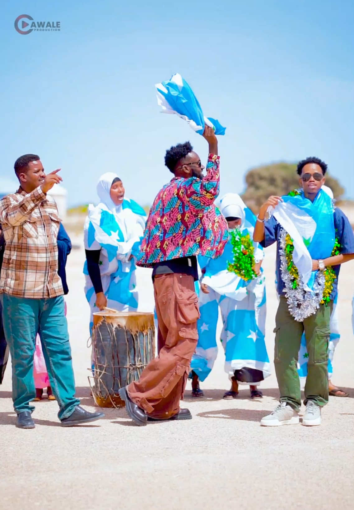 Soo dhaweyntii Cagmadhige #cawaleproduction #topphotography #awaleportrait #fashion #photos #wedding @saadaq-cagmadhige @ＭａｒｋＯｓ:( @Nashaad nalka @T - E - G - A - R @KIIN ARAGSAN🇸🇴🦍 @{ → liiبᴀᴀɴ ↩} 