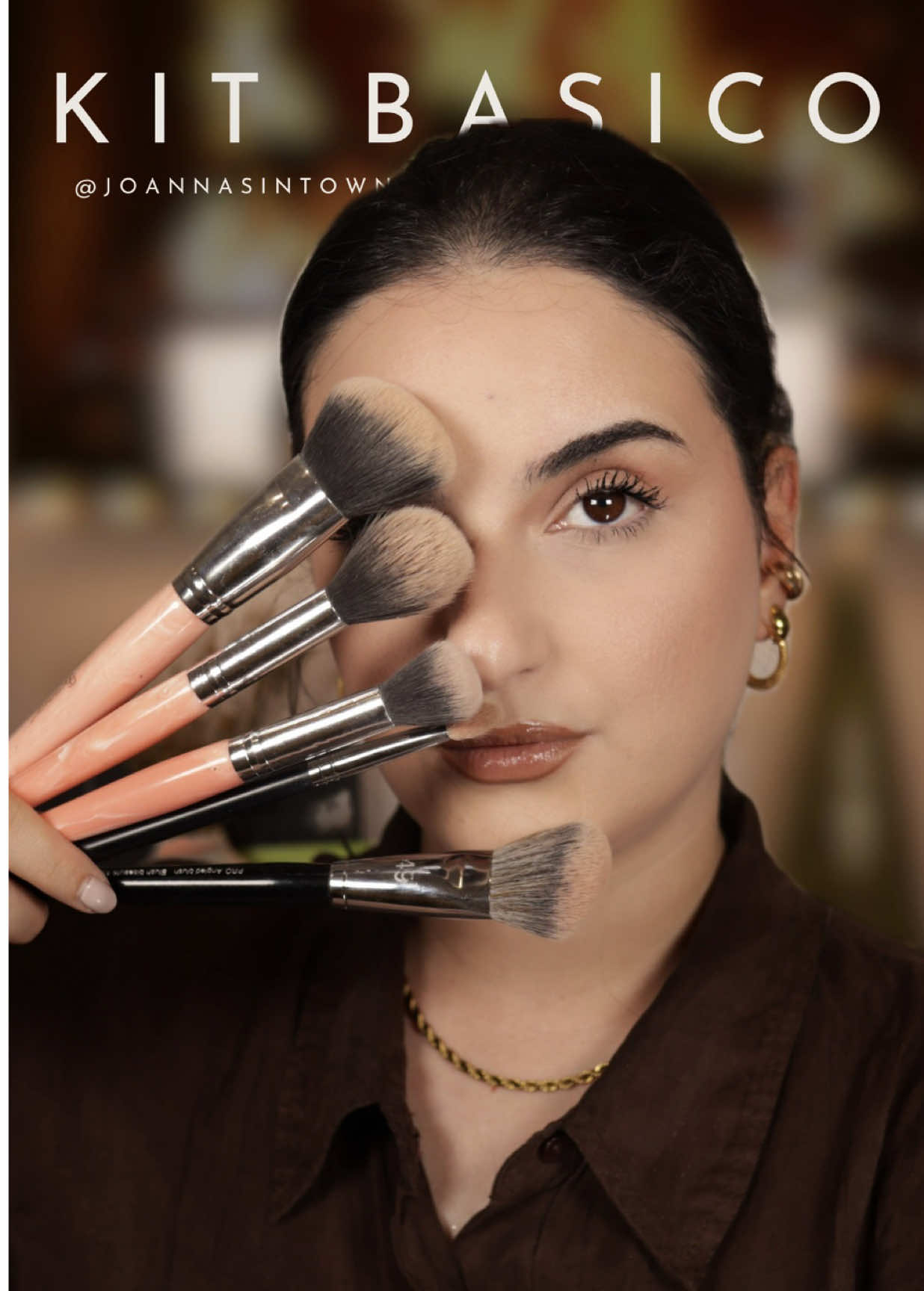 Como prometido no último vídeo, aqui vos deixo o meu kit básico de pincéis para começar do zero. Pincéis mencionados no vídeo: ·	pincéis de base, corrector e pó- conjunto de pincéis rose Quartz da marca @BH Cosmetics . (Ao pesquisar parece-me que foi descontinuado, por isso deixo aqui a alternativa dos conjuntos de pincéis da marca @BEAUTY BAY ) ·	Pincel de base nr 49 da marca @Sephora Collection da @sephora ( como este pincel é muito antigo, fui pesquisar e agora ele é o nr 93) ·	Pincel de olhos - M433 da marca @Morphe Cosmetics  Outras marcas de pincéis que gosto de aconselho: - @realtechniques  - @KIKO Milano  - @Nyxcosmetics_es  - @womanthingsbeauty  - @Made by Mitchell  - @BPerfect Cosmetics   #maquilhagemportugal #maquiagemparainiciantes #dicasdemaquiagem #maquilhagembarata #dicasdemaquilhagem #pinceisdemaquiagem #pinceisdemaquilhagembaratos #pinceisbaratos #pinceisdemake 