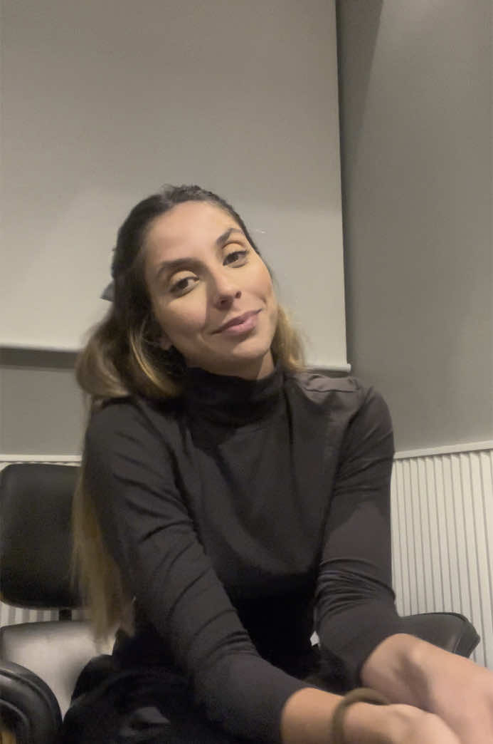 Você já sentiu vontade de comer mesmo sem estar com fome física?   Isso pode ser um sinal de fome emocional. 🥄 Comer pode virar um alívio momentâneo para o estresse, a solidão ou a ansiedade.   Mas quando se torna frequente, pode gerar culpa e alimentar o ciclo da compulsão. A solução não é mais controle.   É mais consciência e acolhimento.