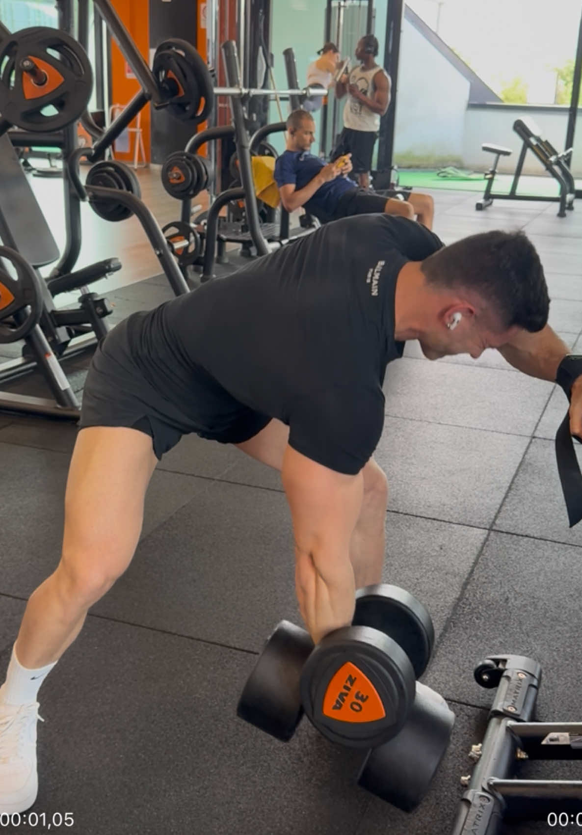 Quando la tua ragazza dice che pesa troppo ma tua fai 80kg di rematore con manubrio #mensphysique #GymTok #fyp #backday 