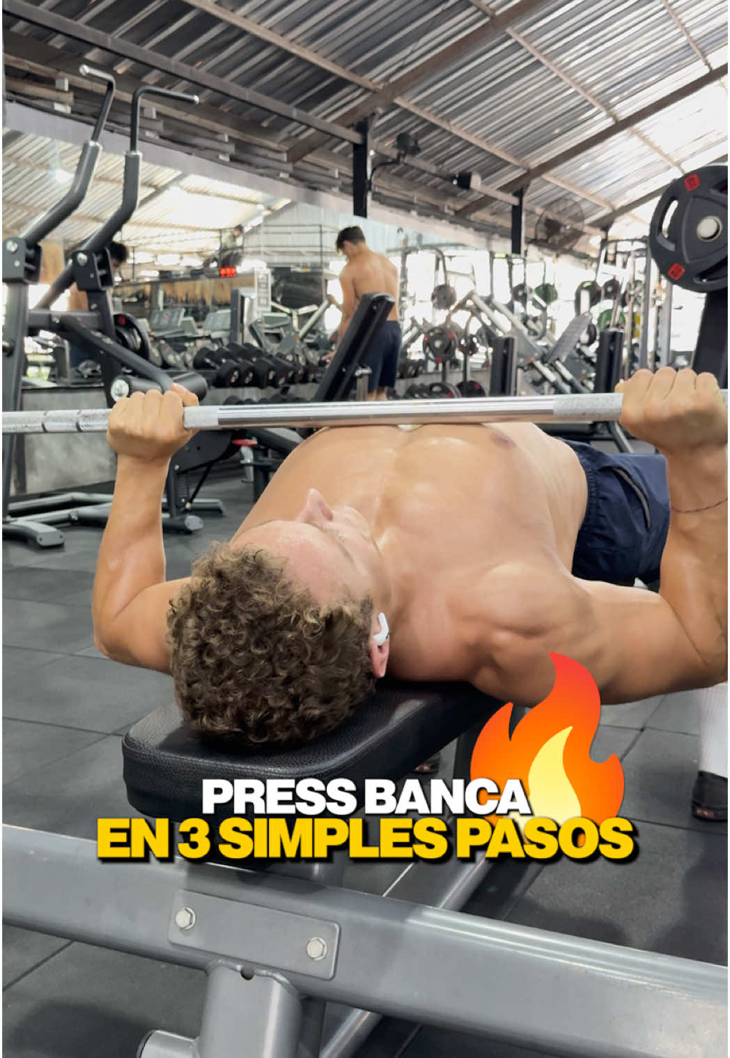 Uno de los mejores ejercicios para pecho… si lo haces bien. Pero muchos cometen errores que les impiden progresar. Aquí te dejo los 3 pasos clave para dominar el press banca con mancuernas y llevar tu pecho al siguiente nivel 💥 1️⃣ Agarre correcto → Una palma más abierto que tus hombros, nudillos mirando al techo para un mejor control. 2️⃣ Postura perfecta → Codos pegados al tronco, hombros al banco y pecho hacia fuera para mayor rango de recorrido y activación. 3️⃣ Recorrido eficiente → Crea un mini arco lumbar, haz retracción escapular y mantén esa posición todo el ejercicio. 🔥 Consejo extra: Baja en 3-2-1 y sube de forma explosiva. Así maximizas la tensión en cada repetición. Guarda esta publicación para aplicarlo en tu próximo entreno de pecho y sígueme para más consejos.