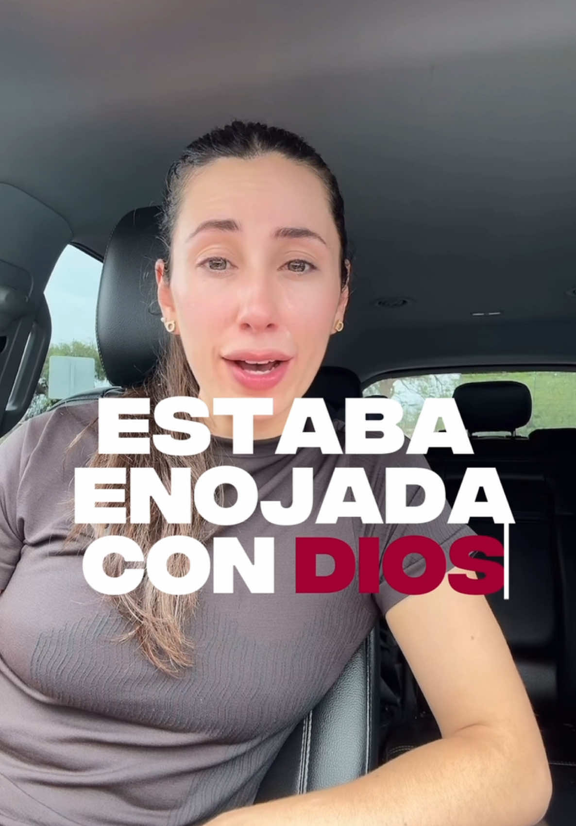 Perdonar a Dios no es fácil. Pero es un paso hacia adelante. No porque entiendas lo que pasó, sino porque decides dejar de pelear con lo que no puedes cambiar. Si estás en duelo, no estás sola. Caminar con el corazón roto también es caminar. #duelo #perdida #perdidadefe #feherida #sanartomatiempo #undíaalavez #perdonaradios #recuperarlafe #creerendios #procesoduelo #duelofamiliar