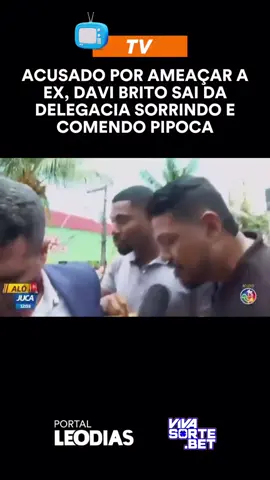 O ex-BBB Davi Brito compareceu à Delegacia Interestadual de Salvador, em Barris. O influenciador teve que prestar depoimento após ser acusado de ameaça e violência psicológica contra a ex-namorada, Tamires Assis. De acordo com Tamires, Davi chegou a usar uma arma de fogo para intimidá-la #davibrito #polemica #leodias #fofoca 