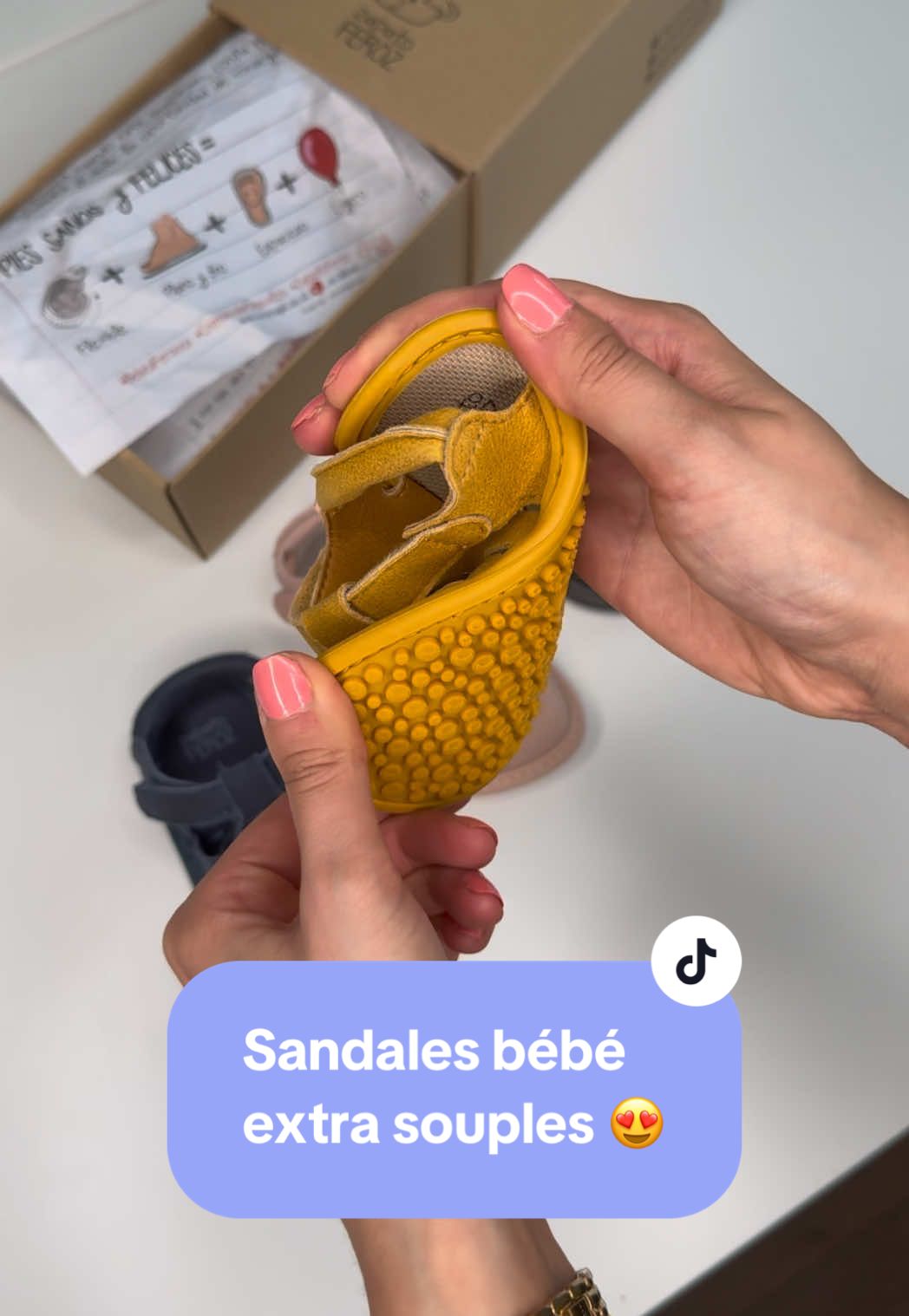 Le modèle CALPE de Zapato Feroz est la sandale parfaite pour ton bébé ! 😍 Elle est super légère, extra souple, de forme barefoot. Elle est fermée et renforcée à l’avant pour protéger les orteils, et ouverte à l’arrière pour laisser le pied respirer. Idéale pour prendre soin de ses petits pieds quand il fait chaud !🦶🏻☀️ Le modèle Calpe est disponible sur Petits pas de Géant, en 4 coloris de la taille M à la taille XL. 👍🏼 #petitspasdegeant #chaussurebebe #premierspas #sandale #barefoot #physio #zapatoferoz 