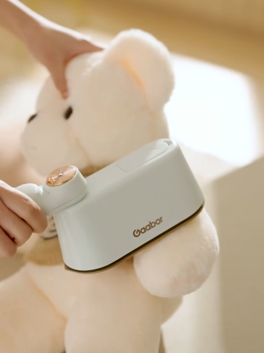 Olhem esse ferro de passar da Gaabor! 😱💨 Ele é compacto, potente e cabe até na mala! Ideal pra quem vive na correria ou ama viajar. Com 1200W, placa de cerâmica que desliza super bem e ainda tem função vapor e spray 😍 #Gaabor #FerroPocket #DicaBoa #CasaOrganizada 