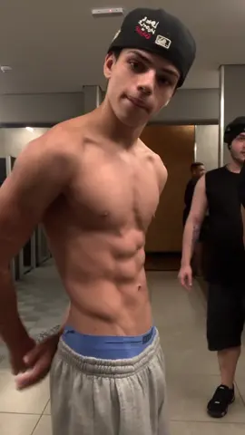 Part 5 | Videocredits: @éomartiene lindo e corinthiano #fyp #fy #muscles #muscularbody #musculararms #gymbody #GymTok #biceps #veins #arms #abs #vline 