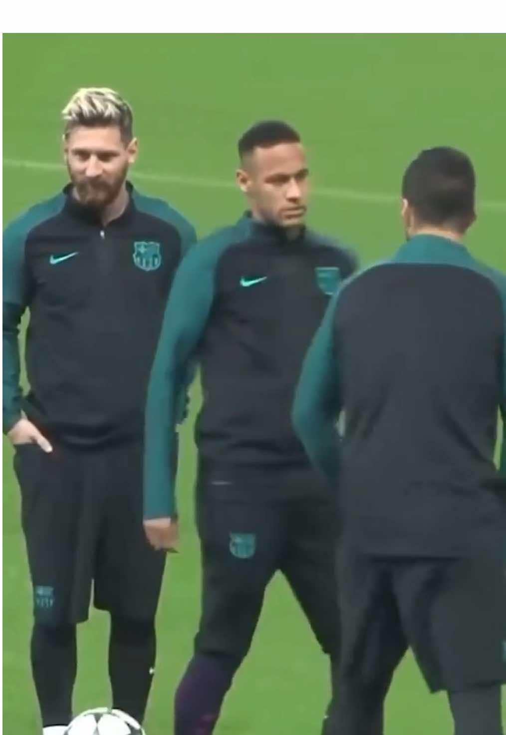 Momento inesquecível do trio MSN 😂 Em um treino antes de um jogo da Champions League, o trio MSN protagonizou um cena engraçada que é lembrada até hoje pelos torcedores: enquanto Messi viaja, Suárez chuta a bola em que Neymar se apoiava para amarrar a chuteira e quase o faz o brasileiro cair. Neymar até fez cara feia para o uruguaio, mas depois já levou na brincadeira e seguiu o treino com descontração. Lembra dessa? 😬 🎥: Reprodução #365Scores #Messi #Suarez #Neymar #MSN #ChampionsLeague #futebol