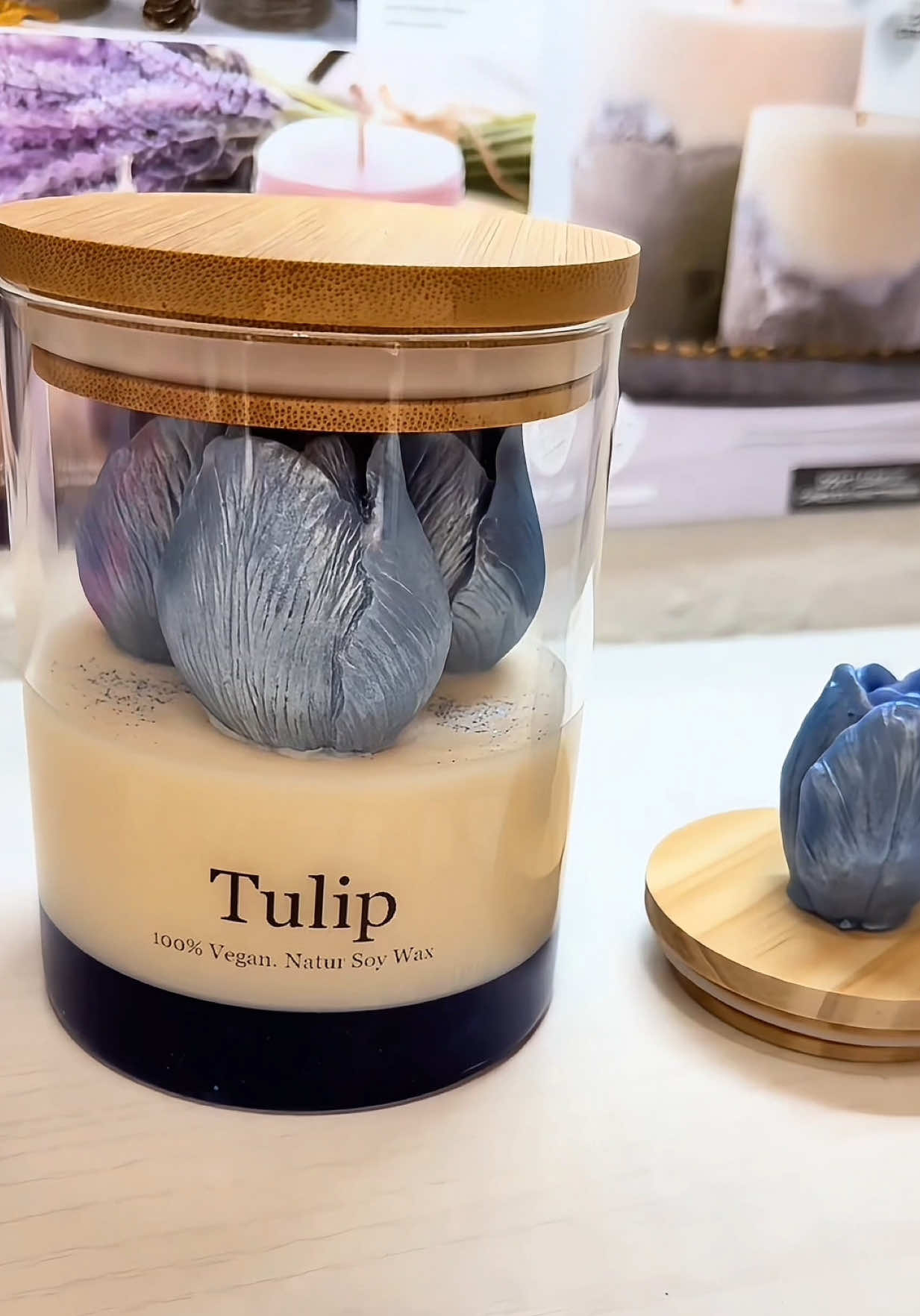 ✨ Azul como el cielo que calma. Esta vela es un ritual de paz en cristal: 🌸 Decorada con tulipanes azules hechos a mano 🌿 Aroma a lila: suave, floral y nostálgico 🕯️ Azul y blanco como un suspiro 🌾 Envase de vidrio, tapa de madera natural Hecha para regalar silencio, belleza… y respirar lento. ¿La encenderías en tu rincón favorito? . . . . . #velaartesanal #velasaromaticas #ceradesoja #hechoamano #tulipanes .