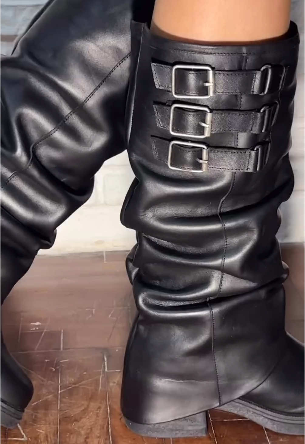 ⚡ BOTAS QUE GRITAN ACTITUD ⚡ Urbanas. Audaces. Infaltables. Estas botas con hebillas son TODO lo que tu outfit necesita para destacar 🖤 SEGINO EN IGG @byalba.ok 📍 Comodidad extrema 📦 Envíos a todo el país 🔥 ¡NO TE QUEDES SIN LAS TUYAS! 📲 Pedilas por DM . . . . . #BotasConEstilo #Tendencia2025 #LookUrbano #ModaQueImpone