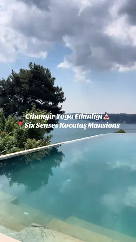 Boğaz’ın eşsiz manzarasında, tarihi bir yalıda yoga deneyimi🧘🏻‍♀️ Six Senses Kocataş Mansions’ta Cihangir Yoga’nın eşsiz atmosferinde, sevgili Ece Dursun eşliğinde harika bir yoga pratiği yaptık. 🧘‍♀️💫 Denizin sesi, kuş cıvıltıları ve nefesin ritmiyle bambaşka bir boyuta geçtik. 🌊🌿 Gerçekten hem bedeni hem ruhu besleyen, şehrin kaosundan uzaklaştıran muhteşem bir deneyimdi. 💸 Katılım ücreti: 1000₺ 🎟️ Biletler: cihangiryoga.com üzerinden satın alınabiliyor. 📍Lokasyon: Six Senses Kocataş Mansions, Sarıyer/İstanbul Her seviyeye uygun bu özel yoga buluşmalarını kesinlikle denemelisiniz. 🧘‍♂️ Ece Dursun’un rehberliğinde yapılan bu pratik, enerji ve huzur dolu bir gün yaşamak isteyen herkese tavsiye! 🙏✨ mekan ismi geçtiği için reklam
