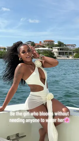 Be the girl who blooms without needing anyone to water her🌸