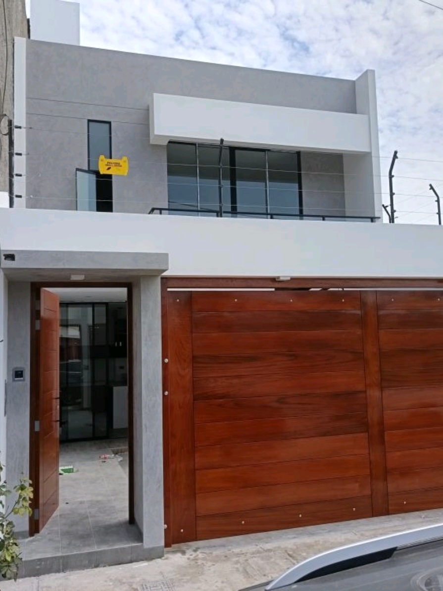 ¡CASA DE ESTRENO FRENTE AL PARQUE – EXCLUSIVA UBICACIÓN EN LA URB. LOS SAUCES🏠  🎈Tu nuevo hogar no espera trámites, solo tu decisión. 👨‍👩‍👧‍👦 ✨ Frente al parque Ideal para quienes disfrutan de la naturaleza y deportes al aire libre y lo mejor Entrega Inmediata. 🏠🔑 ✅ Exclusividad, elegancia, funcionalidad. ¡No dejes pasar esta oportunidad única! 🙌 📞 Agenda tu visita hoy mismo y da el paso hacia la calidad de vida que mereces.✨️ #CasaPropia #casaenventa #inversió #empresarios #pimentel_chiclayo #bienesraices #percygonzales