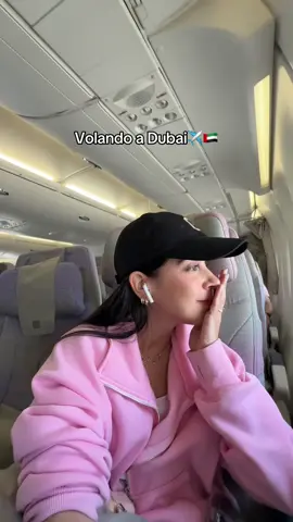 De regreso a Dubai 🇦🇪✈️ volé con Emirates, mi aerolínea favorita! #dubai #vuelo #avion #aeropuerto #madrid #emirates #emiratesairlines #dxb #minivlog #aerolinea #miexperiencia #parati #Vlog #viajes #vacaciones #volar #airplane 