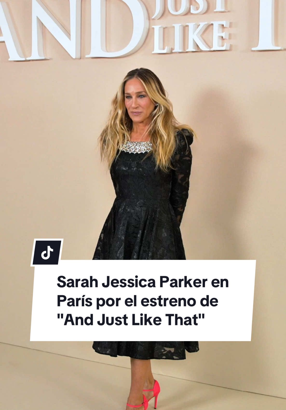 Amamos ver a #SarahJessicaParker en una alfombra roja y últimamente ha lucido unos looks de ensueño…🤩 📹: Getty Images  #sarah #sjp #sexandthecity #carriebradshaw #carrie #fashion 