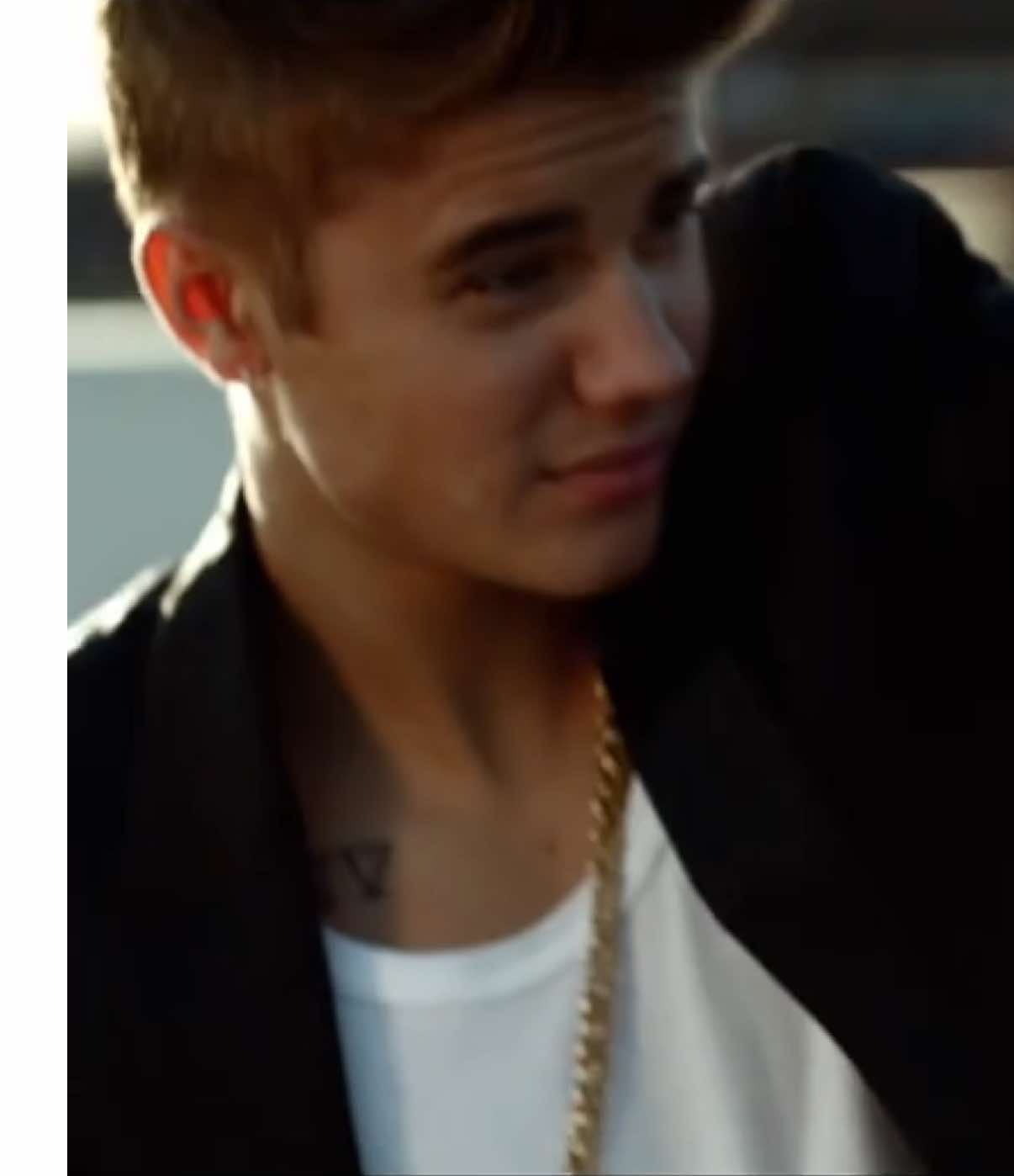 His face card goes crazy  #justinbieber #jb #throwback #biebertiktok #bieberfever #belieber #beliebers #fyp #2010s #viral #bieber #nostalgia #nostalgic #bizzle #bizzlejustin #shortfilm #thekey #commercial #2013 