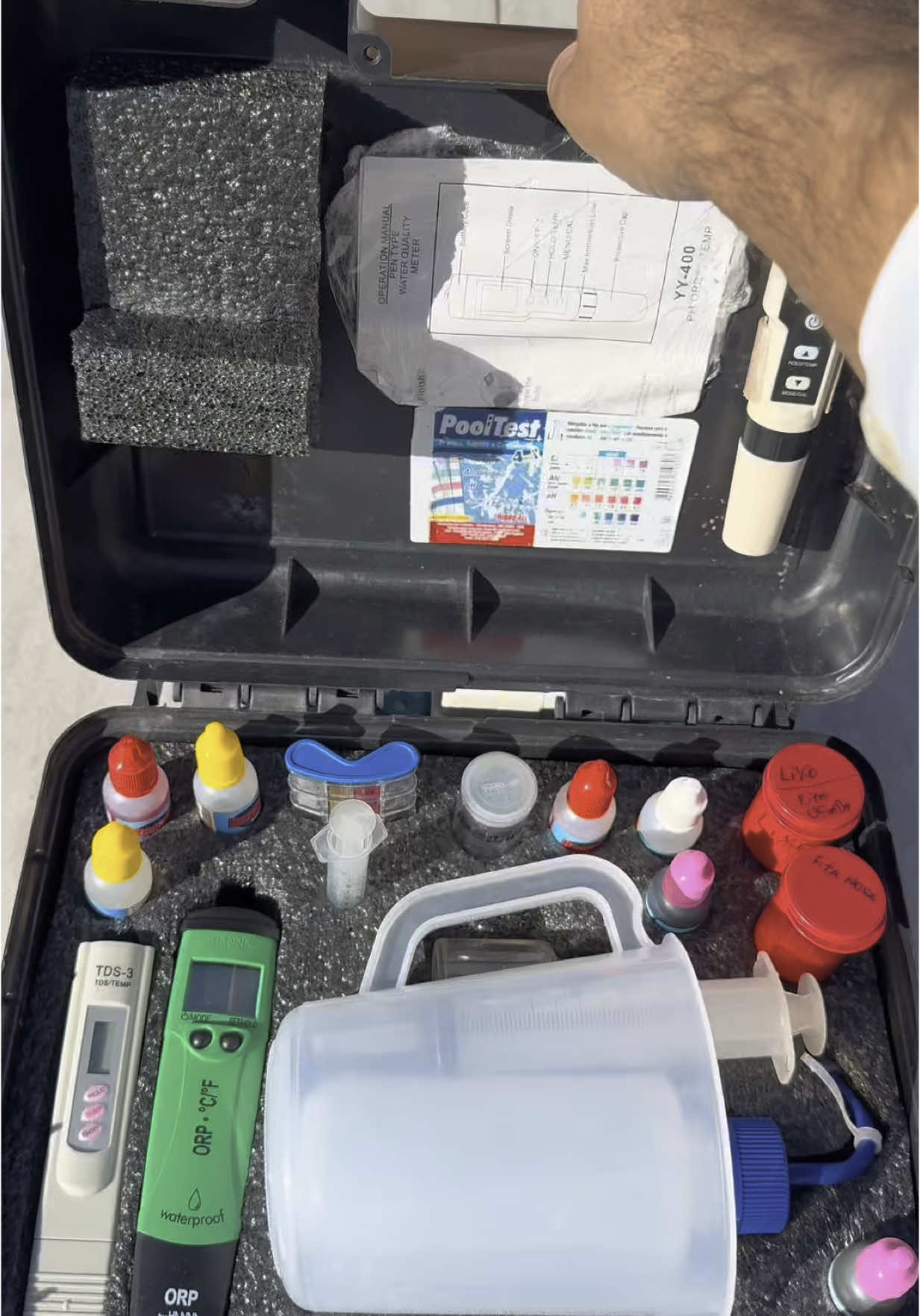 Aferindo os parâmetros da piscina #fy #piscina #mestredaspiscinas #piscineiroprofissional #piscinaemcasa #piscinalimpa