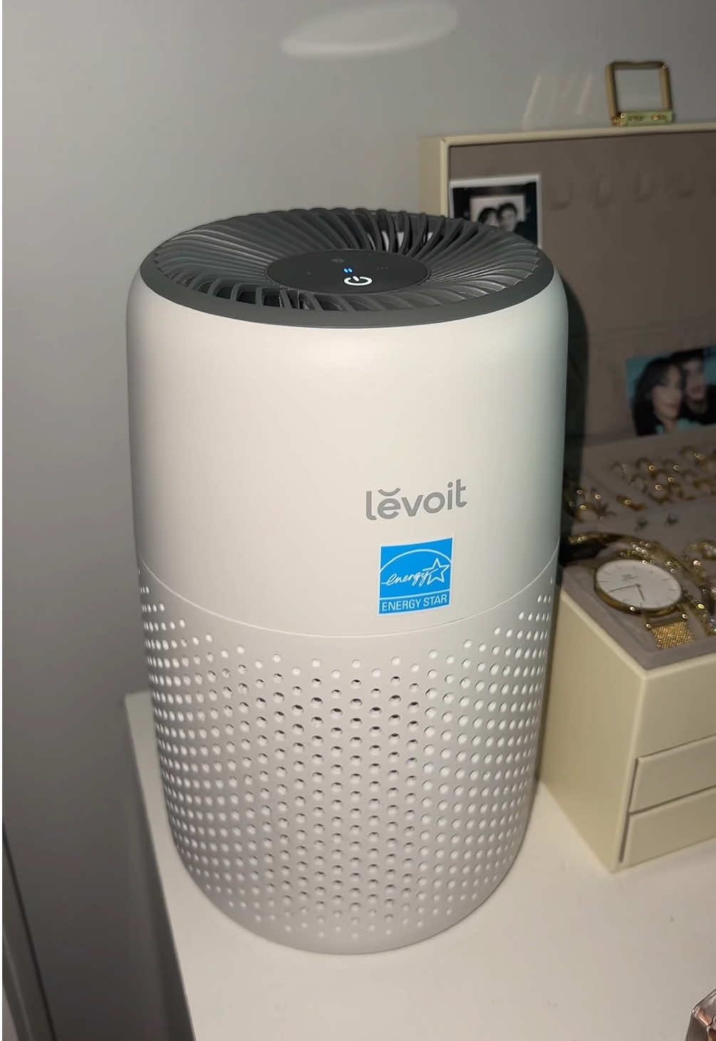 Replace my @Levoit_official air purifier filter with me!!! I have noticed such a difference in my breathing and allergies with this thing🫶🏻🫶🏻🫶🏻