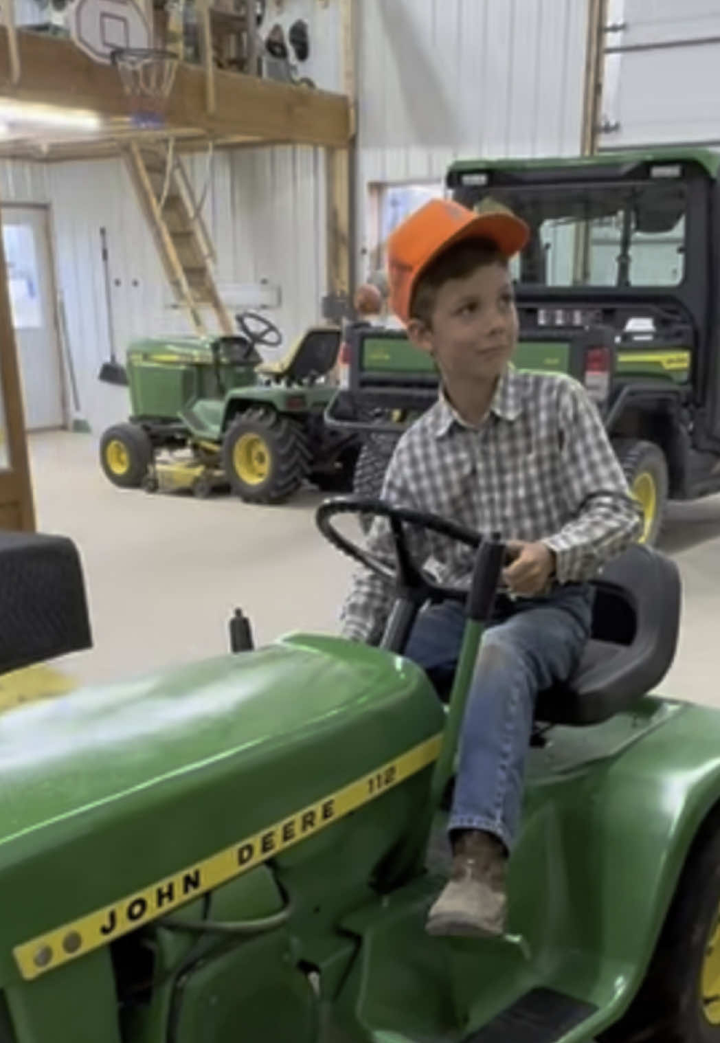Final part of putting the @John Deere 112 back together . Jackson was so excited to have her running again. #farm #mechanic #makefarmingfun #farmtok #justajacksonthing #tractorkid #farmlife #oldschool 
