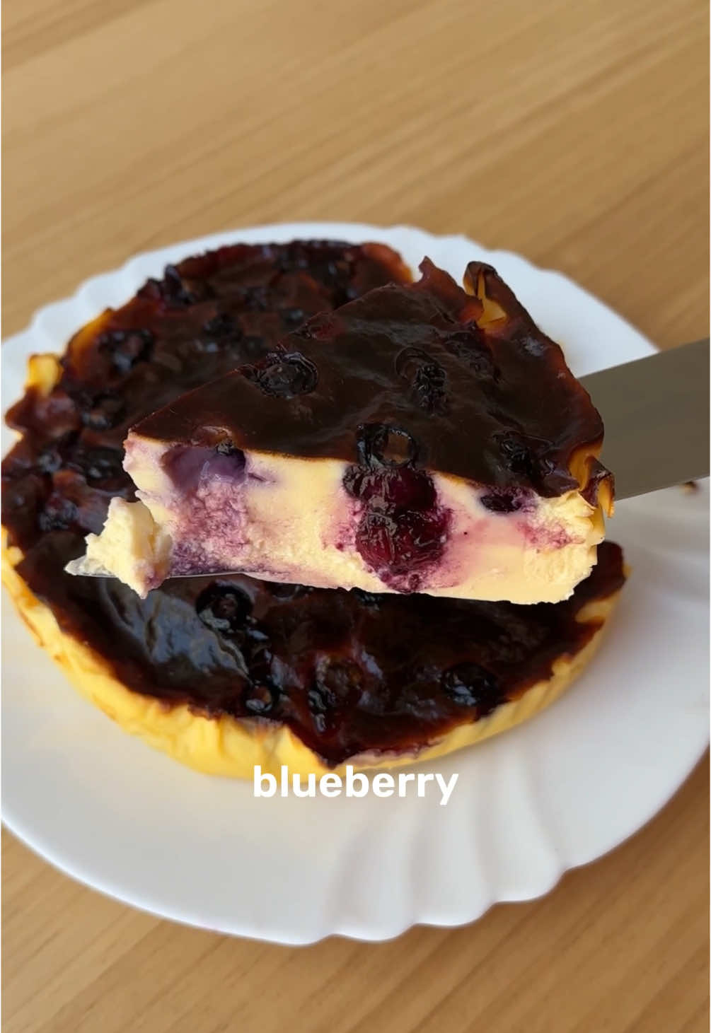 BLUEBERRY CHEESECAKE 🫐🥣 INGREDIENTS:▪ 2 cups (500g) plain Greek yogurt▪ 5 eggs▪ 4 tbsp cornstarch▪ 2 tbsp honey (or sweetener of your choice)▪ 1 ⅓ cups (200g) blueberries⏳ Time: 27-30 min🌡 Temp: 300°F (150°C) in air fryer1⃣ Mix the yogurt, eggs, honey, and cornstarch in a bowl.2⃣ Pour the mixture into a 20cm (8-inch) round baking pan.3⃣ Add the blueberries on top.4⃣ Cook in the air fryer at 300°F (150°C) for 27-30 minutes.5⃣ Let it cool before removing it from the mold. Done!#cheesecake #yogurt #blueberries #healthydessert #airfryerrecipe #glutenfree