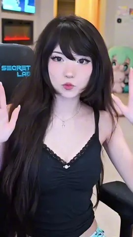Emiru showing off her new dance move #streamer #fyp #emiru #livestreamer #emiruclips 